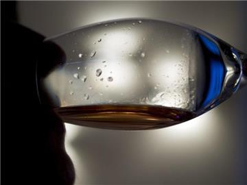 Alkohol in Maßen soll gesund sein - dieses Ergebnis zahlreicher Studien haben britische Forscher in einer neuen Analyse entkräftet. Foto: Daniel Naupold/Archiv