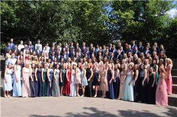 Alle 118 Schülerinnen und Schüler des Abschlussjahrgangs 2019 der zehnten Klassen der Johann-Conrad-Schlaun-Gesamtschule.