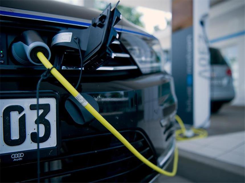 Alle 30 Kilometer soll bis Ende 2017 an deutschen Autobahnen eine Elektro-Tankstelle stehen. Foto: Sebastian Gollnow
