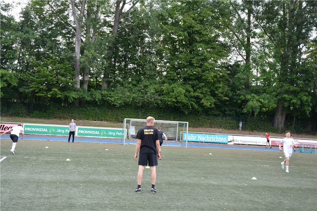 Erstes Training nach Corona-Pause: BV Brambauers B-Junioren begeistert zurück Alle auf Abstand: Trainer Ralf Pichotta (v.) begutachtet das Lauftraining der B-Junioren.