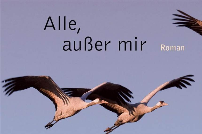 „Alle, außer mir“ - ein Fluchtroman „Alle, außer mir“, ein Fluchtroman von Francesca Melandri, der auch in Italiens koloniale Vergangenheit führt. Foto: Verlag Klaus Wagenbach