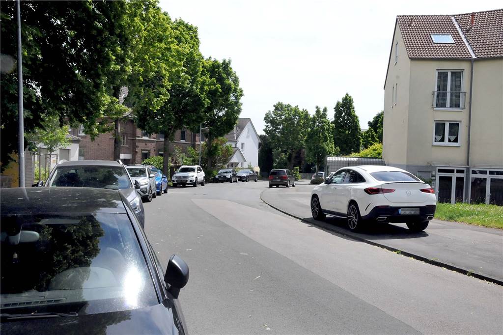 Anwohner wünschen sich Parken auf dem Gehweg - die Stadt ist dagegen Alle Autofahrer haben offensichtlich noch nicht mitbekommen, dass in der Hermannstraße nach der Fertigstellung der Lohbachstraße nicht mehr auf Bürgersteigen geparkt werden darf.