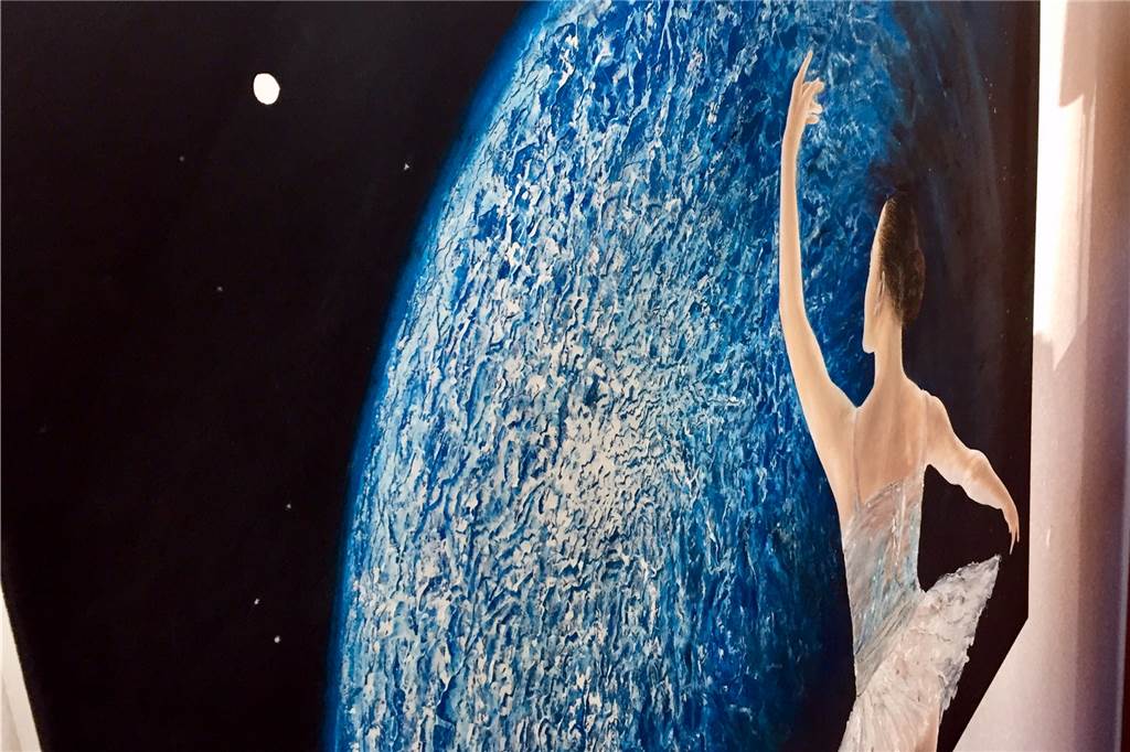 Arno Kindermann war ein Macher und bleibt ein Macher Alle Ballerinen haben einen Bezug zum Jupiter, hier als weißer Punkt am Sternenhimmel zu entdecken.