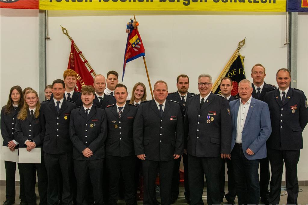 Überraschung bei der Feuerwehr : Auszeichnung für Klaus Uppenkamp Die 2024 beförderten Mitglieder der Feuerwehr Legden.