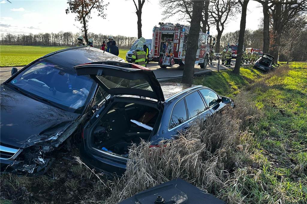 Schwerer Unfall auf der B58 zwischen Haltern und Lippramsdorf Alle drei Fahrzeuge landeten nach dem Unfall auf der B58 im Straßengraben.