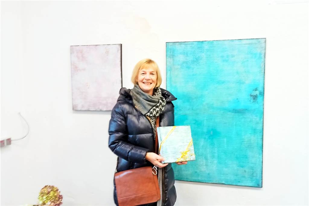 Dortmunder Künstler nehmen Abschied vom „Raum für Kunst auf Zeit“ Alle drei Gewinner bekamen Bilder aus der Ausstellung.