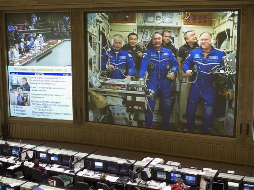 Raumfahrer docken mit zwei Tagen Verspätung an die ISS an Alle drei neuen Besatzungsmitglieder sind auf der Raumstation ISS angekommen. Foto: Joel Kowsky / NASA