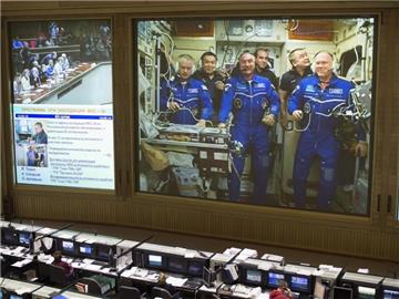 Alle drei neuen Besatzungsmitglieder sind auf der Raumstation ISS angekommen. Foto: Joel Kowsky / NASA