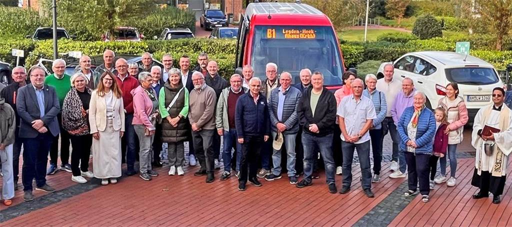 Ein Gruppenbild der Feiernden vor dem Bürgerbus