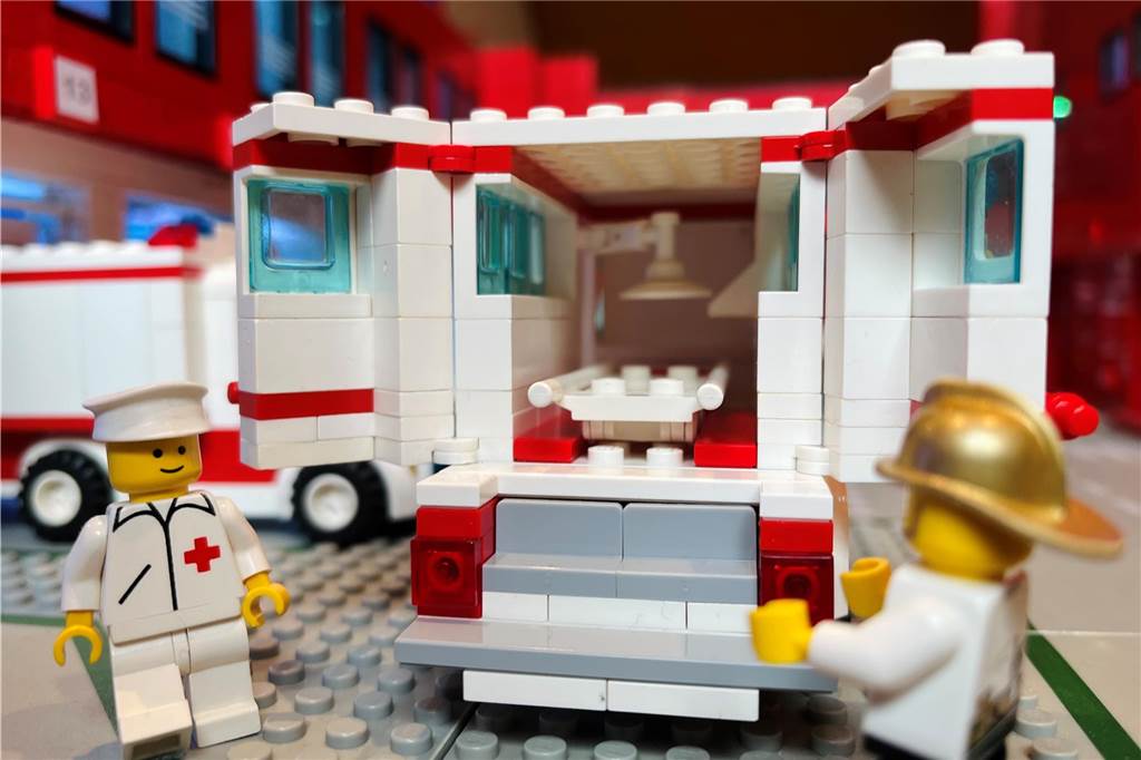 Reinhard Beelmann baut riesige Feuerwache aus Lego-Steinen Rettungswagen aus Lego-Steinen.