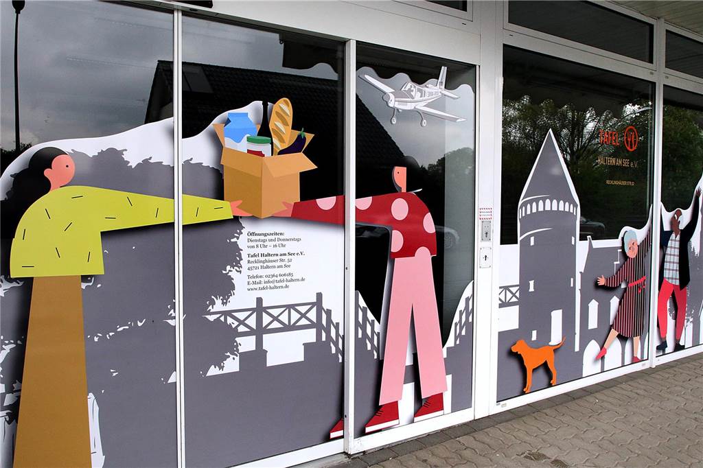 Neuer Tafelladen strahlt in bunten Farben: Eröffnung im Mai Ein Schaufenster ist mit bunten Figuren gestaltet.