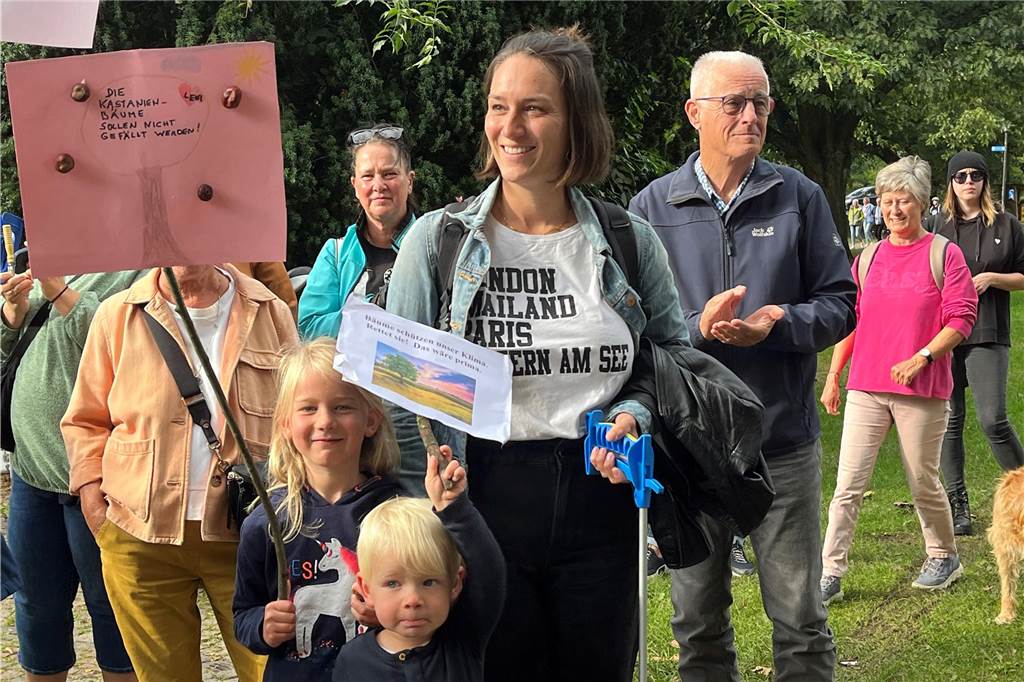 300 Halterner demonstrierten im Park: Solidarität und Kopfschütteln Demonstranten im Park.