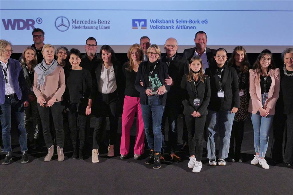 Auszeichnung fürs Kinofest Lünen: Team freut sich über Prädikat Alle Gewinner, Juroren und das Team des Kinofests 2021. Das Team nahm an der Umfrage von Verdi teil, die Grundlage für die Auszeichnung als „Faires Festival“ war.