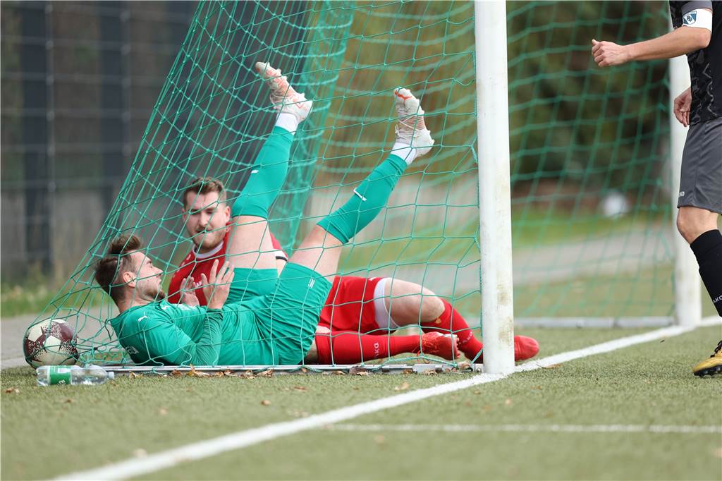 Alle im Tor: Marvin Kemmann landet ebenso im Tor des PSV Bork wie Ball und Gegenspieler.
