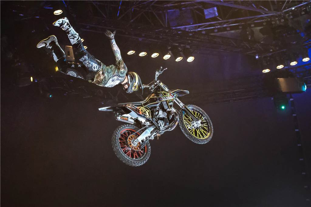 Motorradfahrer bei einem Stunt