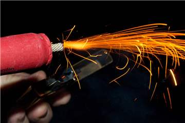 Alle Jahre wieder passieren an Silvester und Neujahr Unfälle mit Böllern. Wer den Schaden zahlt, wenn das geschieht oder wenn Weihnachten der Baum in Flammen steht, erklärt die Verbraucherberatung.