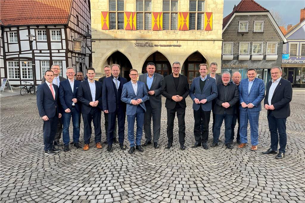 Die Mitglieder des Bahnbündnisses stehen vor dem Werner Rathaus.