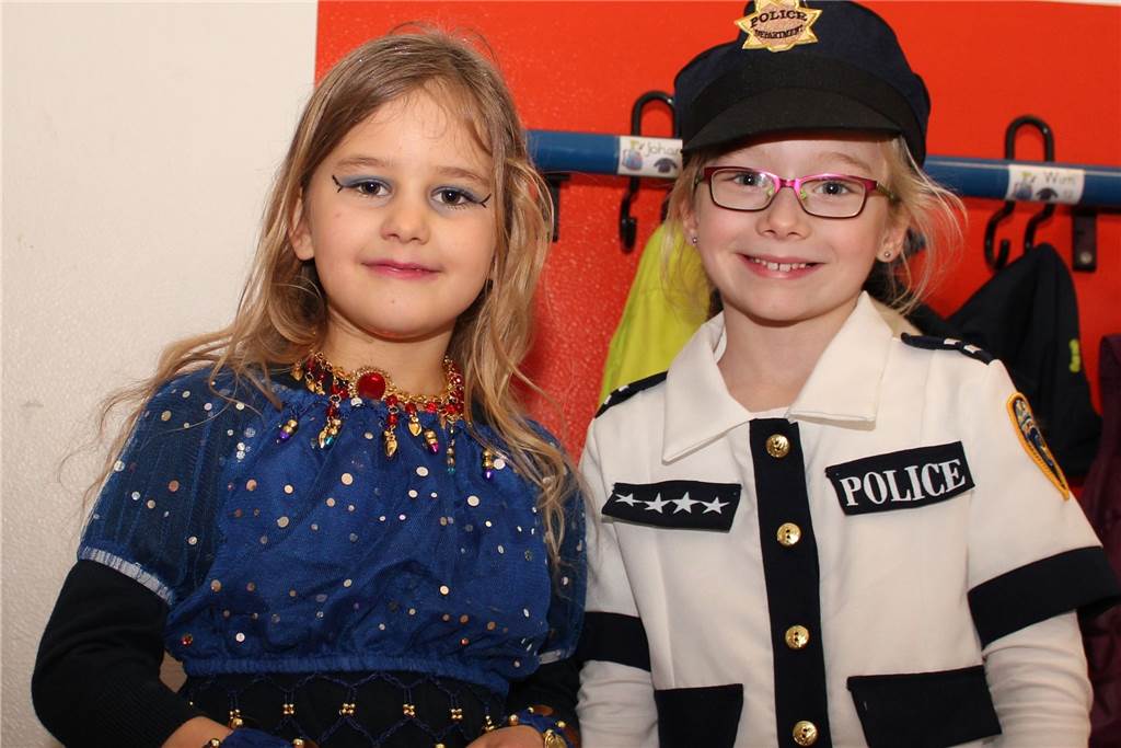Kamelle fliegt in umgekehrter Richtung: Mariengrundschüler feiern ihren Karnevalsumzug Alle Kinder verkleiden sich an Weiberfastnacht.
