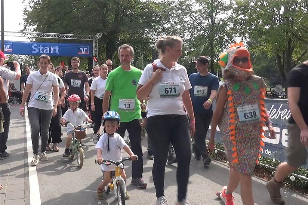 24-Stunden-Lauf ein voller Erfolg: „Südafrika, wir kommen!“ Alle konnten mitmachen - auch Kinder, Hunde und verkleidete Chamäleons. Im Kostüm steckte Tierärztin Dr. Susanne Ewens, die ihr gesamtes Praxisteam angemeldet hatte.