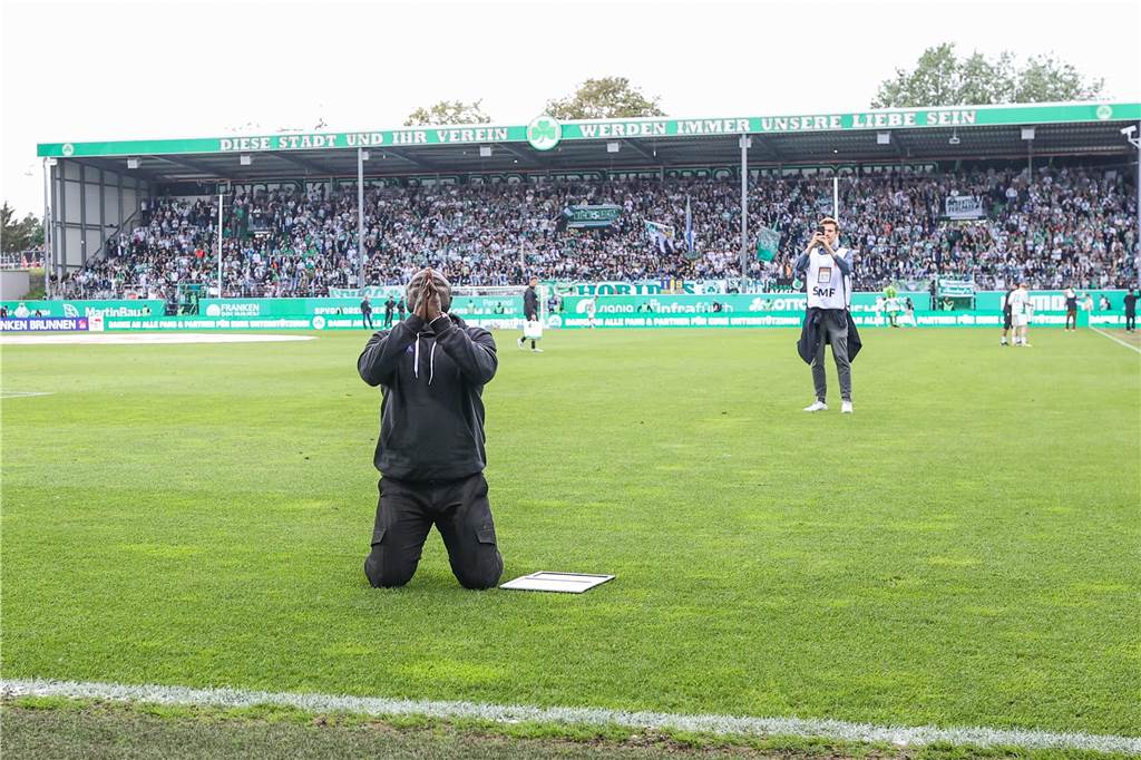 Das sind die Pläne von Schalke-Trainer Geraerts: Alle Macht den Gefühlen: Gerald Asamoah vergoss ein paar Tränen, als er zu den Schalker Fans ging, die ihn frenetisch feierten..