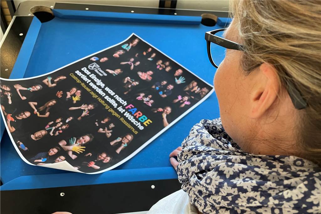 Brillante Fotos und cooler Claim bei neuer Kampagne der Stadt Castrop-Rauxel Alle Mitarbeiter der Stadtverwaltung und Leute aus der Politik, die Nina Jordan eine Zusage gaben, landeten am Ende auf diesem schwarzen bunten Poster.