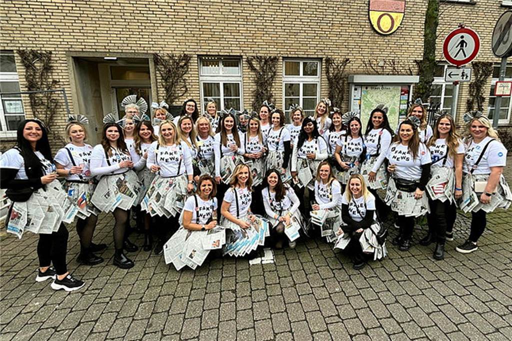 Weiberfastnacht im Rathaus: Sherlock Holmes soll Fake News aufdecken Die verkleideten Mitarbeiterinnen vor dem Rathaus in Olfen.