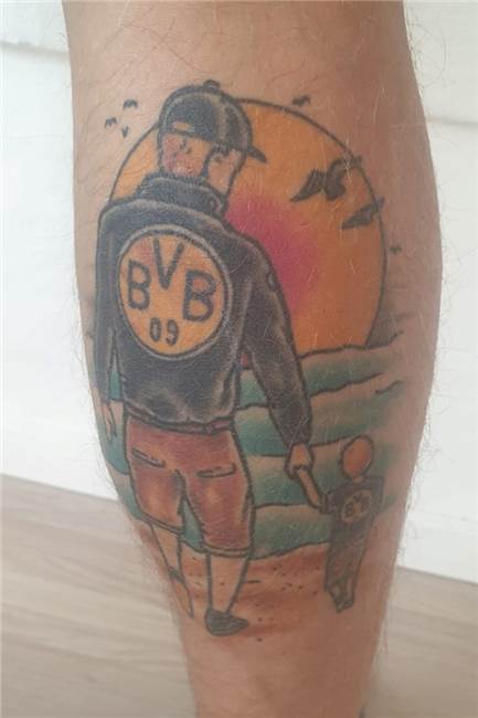 Dortmunder zeigen ihre BVB-Tattoos und verraten ihre Geschichten Alle Mitglieder der Familie Homberg sind BVB-Fans. Papa Fabians Wade ziert dieses Tattoo.