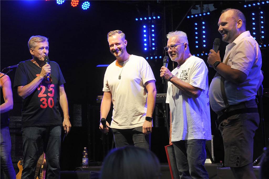 Alle Moderatoren des Pannekaukenfestes auf der Bühne: Jörg Przystow, Björn Thiele, Lothar Baltrusch und Gunther Gerke.