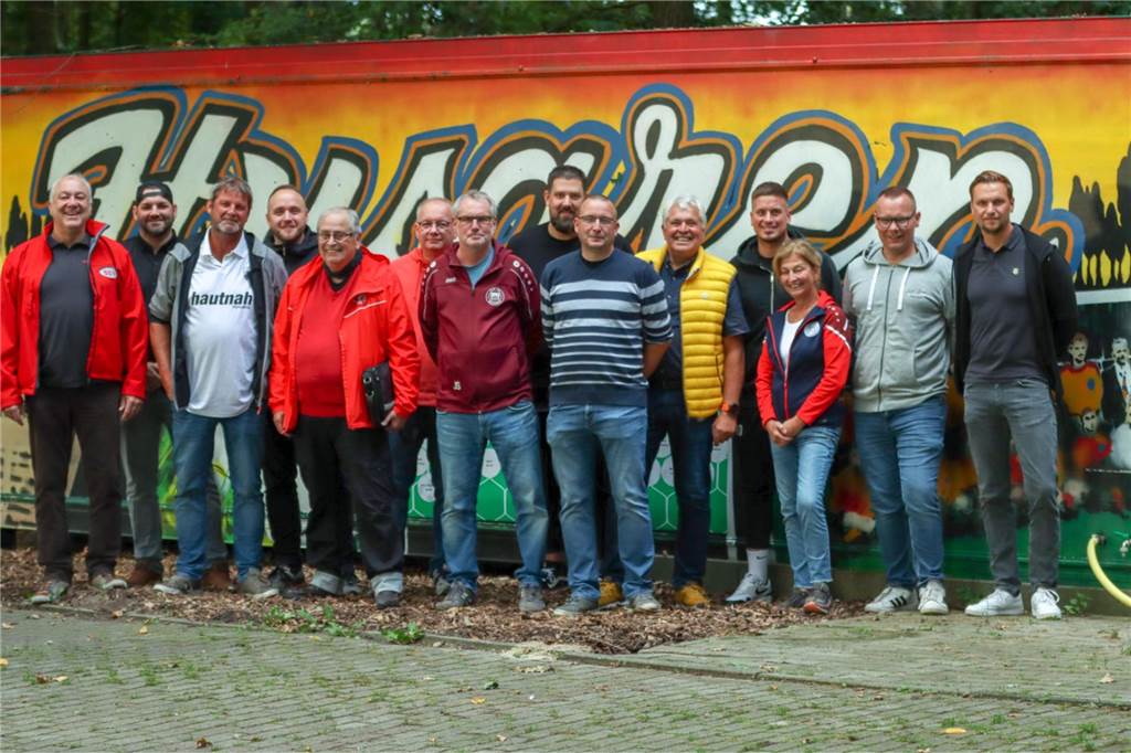 Erstaunen bei Besprechung der Hallenstadtmeisterschaft Unna: Billmerich verzichtet auf Ausrichtung Alle neun Vereine schickten am Montag Delegierte zur Vorbesprechung der Hallenfußballstadtmeisterschaft Unna. Unter anderem mit dabei: SSV-Chef Volker König (in Gelb), Markus Kampmann (Sportservice Unna, 6.v.l.), BRB-Vorstand Anke Clausmeier, RWU-Spieler Christoph Gnatowski (4.v.r.) und Dirk Henseler (SG Massen und Kreissportbund Unna, l.)