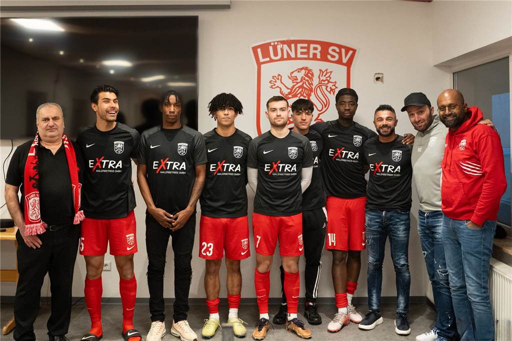 „Anelka“ und „Makepeace“ kommen: Lüner SV holt drei weitere Spieler Die Neuzugänge des Lüner SV stehen vor der Wand.