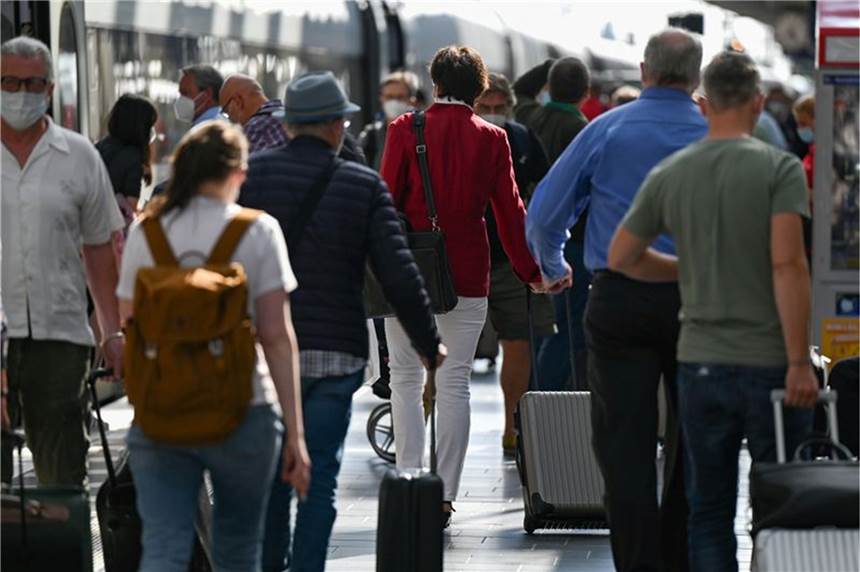 Testpflicht: Strengere Einreise-Regeln ab Sonntag «Alle nicht geimpften Einreisenden nach Deutschland müssen sich künftig testen lassen - egal ob sie mit dem Flugzeug, Auto oder der Bahn kommen», sagt Jens Spahn. Foto: Arne Dedert/dpa