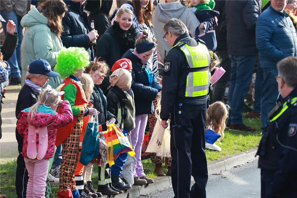 ein Polizist beim Rosenmontagsumzug
