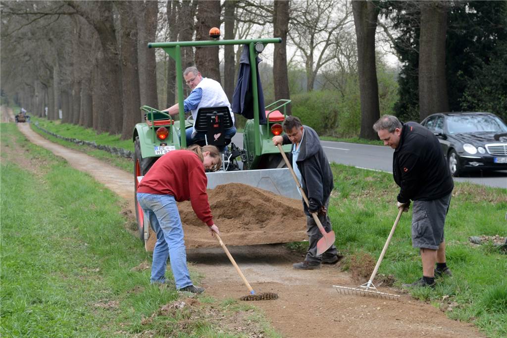 „Schlossallee“ in Lembeck soll einen neuen Radweg bekommen Fuß- und Radweg an der Lembecker Schlossallee