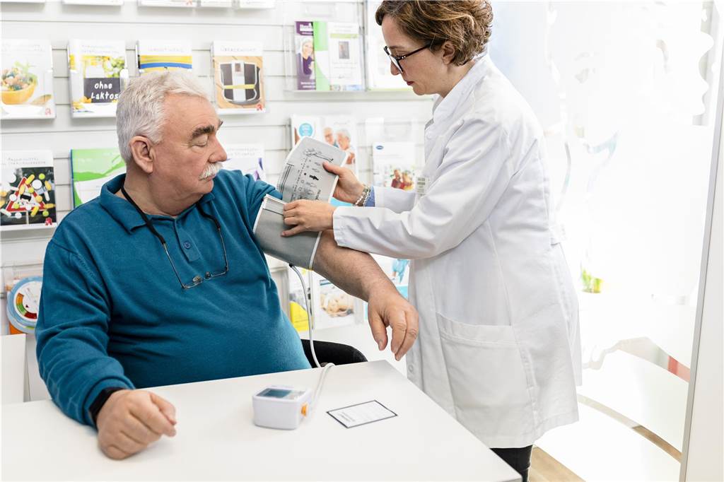 Neue Dienstleistungen in Apotheken bieten mehr Sicherheit Alle Patientinnen und Patienten, die mindestens einen Blutdrucksenker einnehmen, können ab sofort ihren Blutdruck durch die Apotheke überwachen lassen.