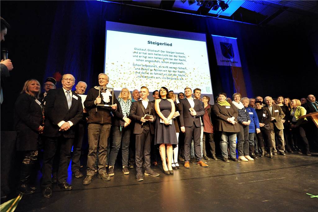 Castrop-Rauxel bekommt ein Bergbaumuseum und einen neuen alten Rennverein Alle Preisträger stellten sich am Ende des Abends zum Gruppenbild auf der Bühne der Europahalle.