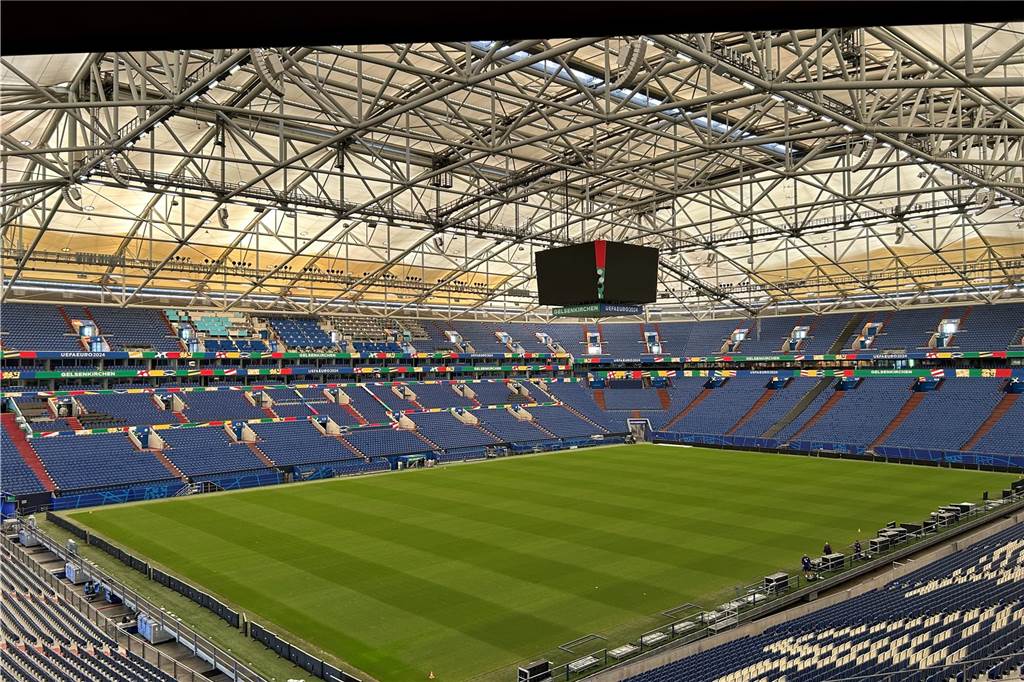 Roman war beim Sommermärchen ein Jahr alt: Die EM 2024 erlebt er hautnah Die Arena Auf Schalke von innen im UEFA EURO2024 Design