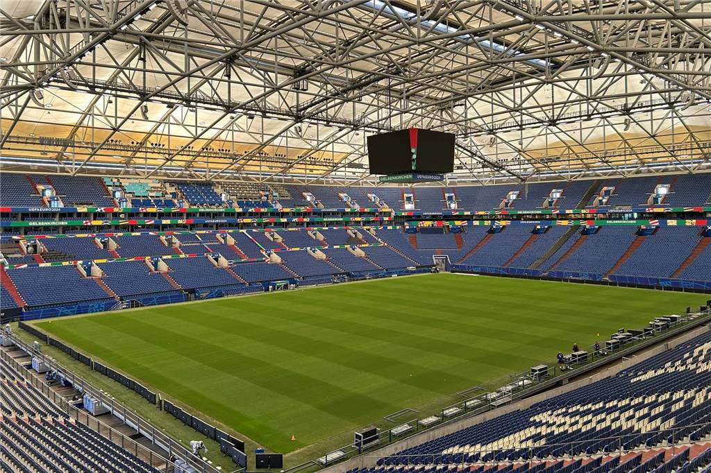 Der Welt-Star, die spanisch-italienische Liebe und das Risiko-Spiel Alle Schriftzüge des FC Schalke 04 in der Arena sind mit UEFA EURO 2024 Motiven überklebt worden.