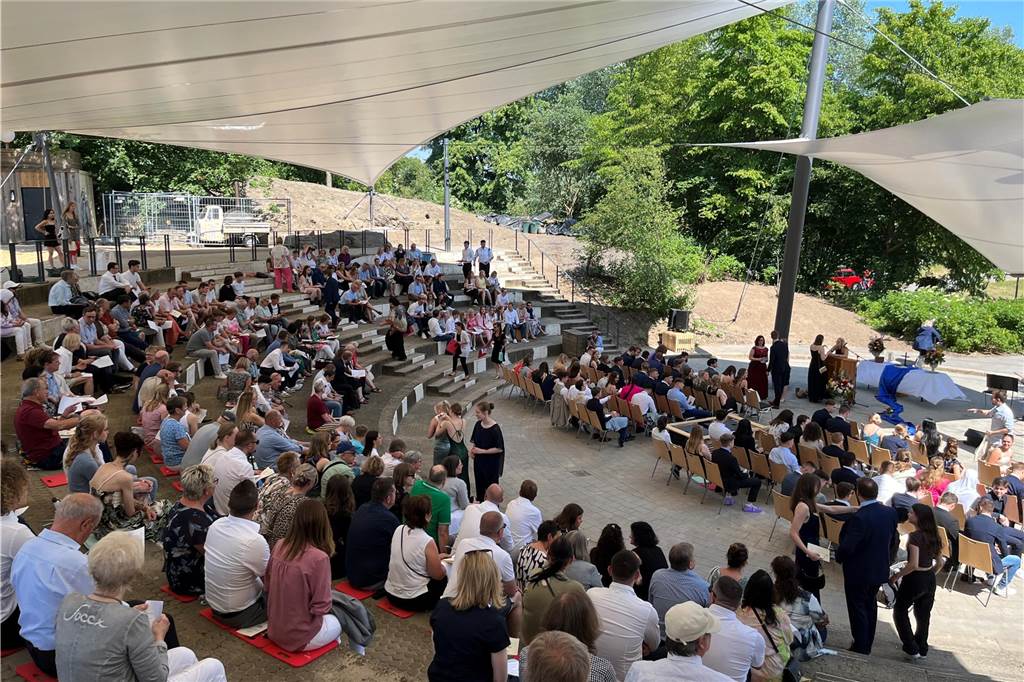 Petrinum Dorsten feierte Abitur: Sechs Schüler bestehen mit einer 1,0 Schüler, Eltern und Lehrer des Petrinums versammeln sich im Amphitheater, in der Oude Marie in im Bürgerpark Dorsten.