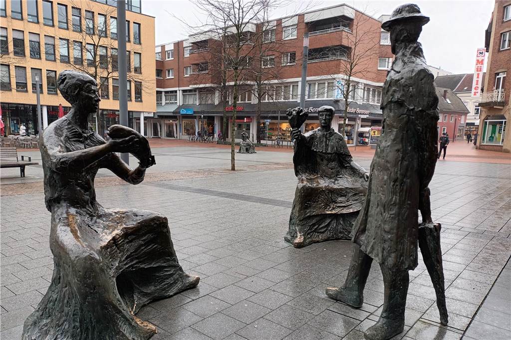 Ausstellung im Hansesaal: Diese Schätze bietet die Lüner Kunstsammlung Die drei Marktfiguren aus Bronze auf dem Willy-Brandt-Platz.