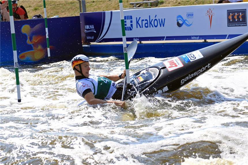 Ende der Fahnenstange: Im Halbfinale war Schluss für die drei KVS-Talente Alle Slalom-Akrobatik half nicht: Tillmann Röller schaffte es bei der Junioren-WM im Kanuslalom nicht ins Finale der besten zehn Kajakfahrer.