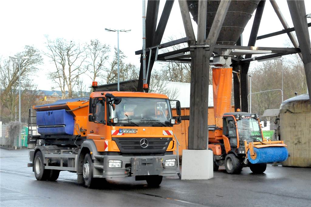 Mit Streusalz geht die Stadt sparsam um: Neue Technik schont Umwelt Alle Streufahrzeuge wollen nachgefüllt werden: Hochbetrieb herrscht unter dem 250-Tonnen-Salzsilo am städtischen Bauhof Schwerte.