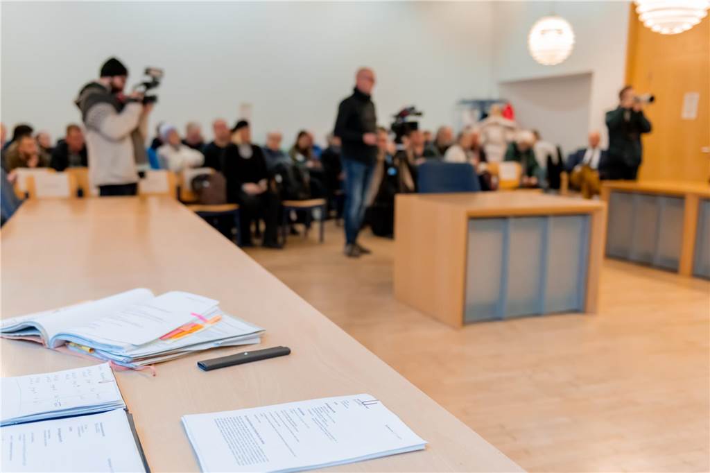 Mecke vor gericht: Neue Vorwürfe sorgen für monatelange Verzögerung Alle Stühle im Zuschauerbereich waren belegt. Auch das Medieninteresse war groß, als Marko Mecke am Mittwoch dreieinhalb Jahre nach Bekanntwerden der Vorwürfe in den Saal trat.