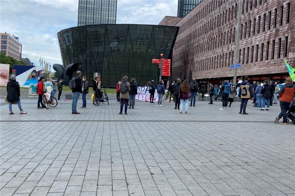 Fridays for Future demonstriert in Dortmund unter besonderen Bedingungen Alle Teilnehmer der Mahnwache mussten Abstand zueinander halten und Masken tragen.
