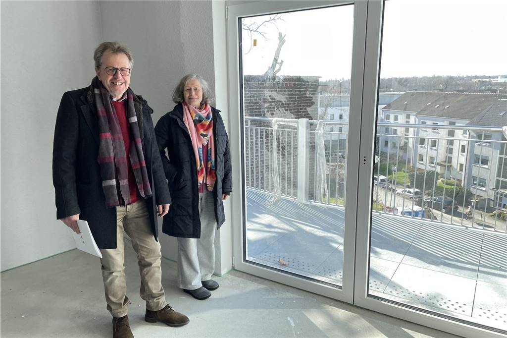 Katharina Hinterberg berät ab sofort Interessenten für Seniorenwohnsitz Investor Lothar Heinze und Mitarbeiterin Katharina Hinterberg im neuen Seniorenwohnsitz in Lütgendortmund.