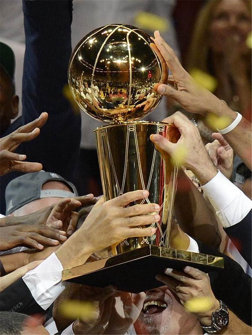 LeBron James am Ziel: NBA-Meister mit Miami Alle wollen den Pokal berühren: Miami Heat jubelt mit dem «Larry-O'Brien»-Pokal. Foto: Rhona Wise