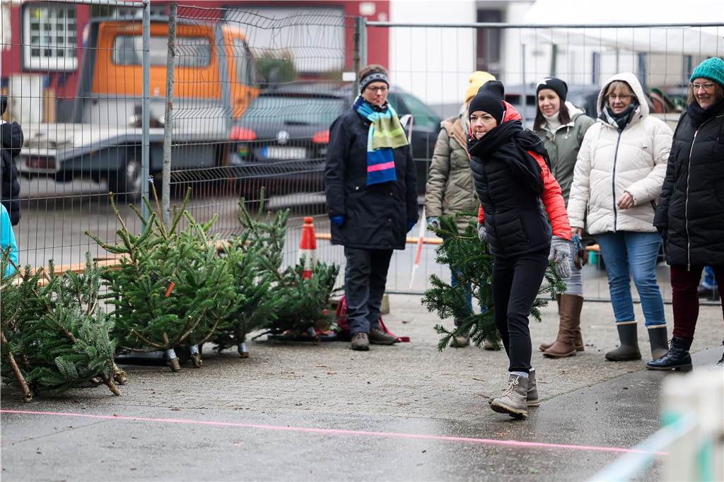Alle Wurftechniken waren erlaubt – Hauptsache der Baum flog möglichst weit und man übertrat nicht die Wurflinie. 