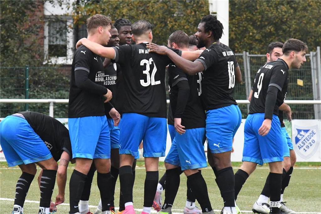 BW Alsteddes Lichtblick nach Trainer-Entlassung Alle zehn Feldspieler BW Alsteddes jubelten gemeinsam nach dem Treffer zum 1:0.