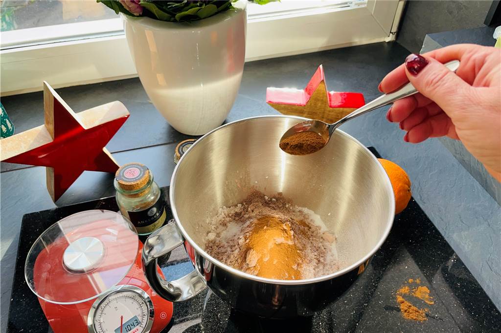 So gelingen die festlichen Schokoflocken-Plätzchen Alle Zutaten gut miteinander verkneten.