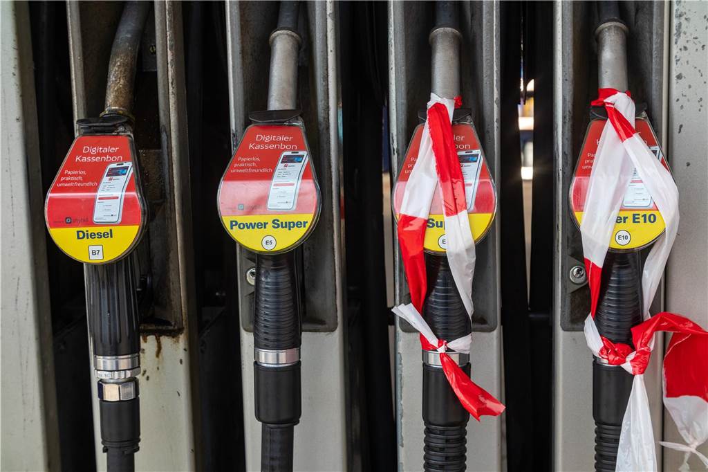 Eichamt an Ahauser Tankstelle: Messungen stellen Dienstleistung sicher Zapfseulen mit Absperrband