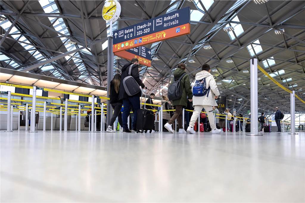 Streik an Flughäfen in NRW: Verdi streikt am Flughafen Düsseldorf und Köln-Bonn Reisende am Flughafen Köln/Bonn
